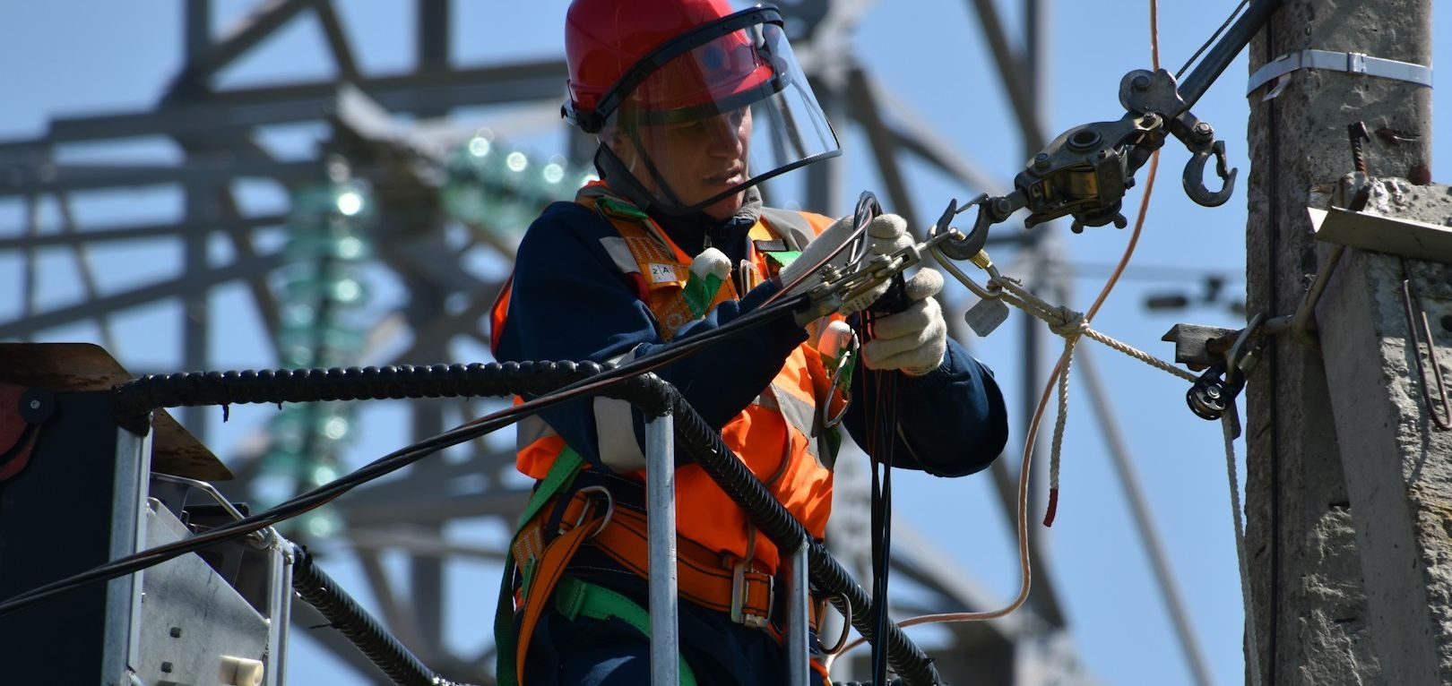 Électricien professionnel en intervention sur une ligne électrique à Paris