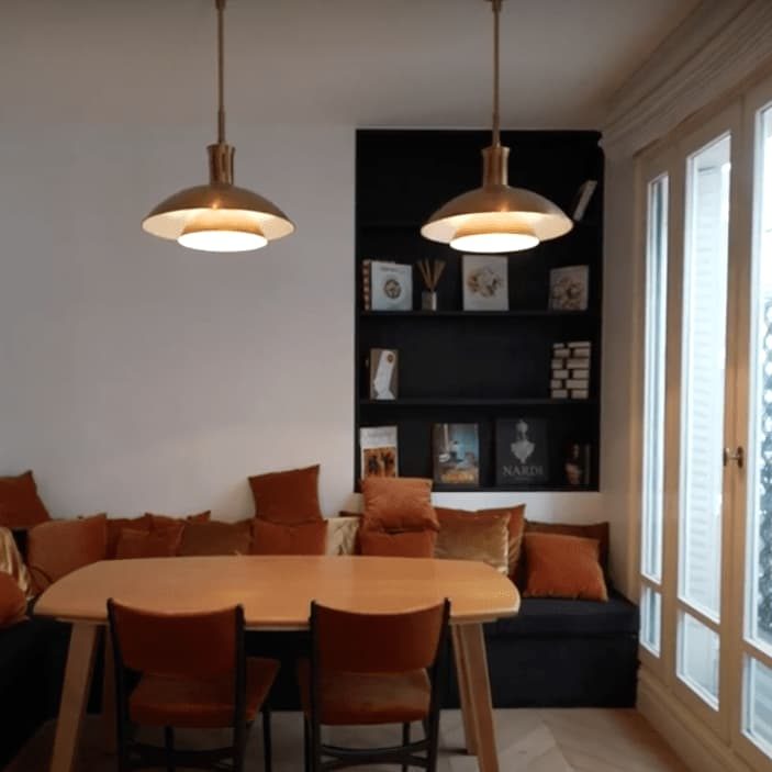 Électricité rénovée dans un logement ancien Installation électrique modernisée dans un salon d’un logement ancien