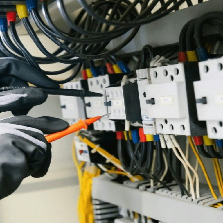 Câbles électriques multicolores dans un tableau pour protéger les circuits domestiques
