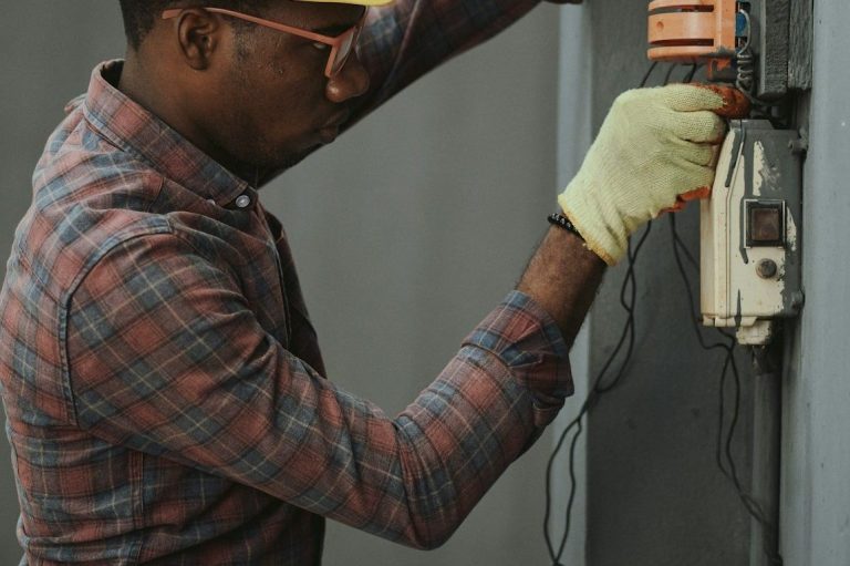 Installation de câblage électrique par un professionnel certifié