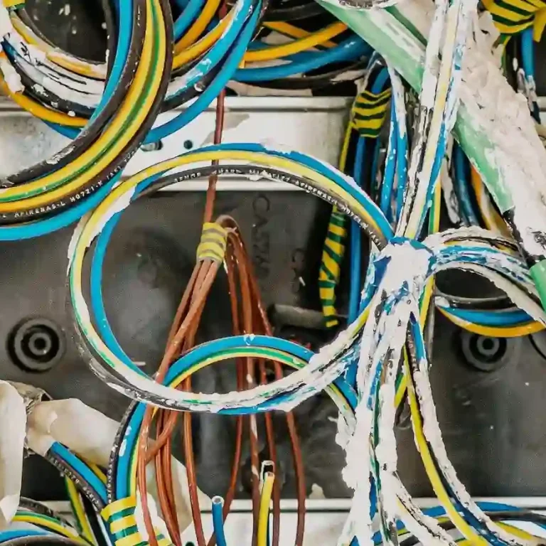 Câblage électrique dans un tableau de distribution Câbles électriques multicolores dans un tableau pour protéger les circuits domestiques