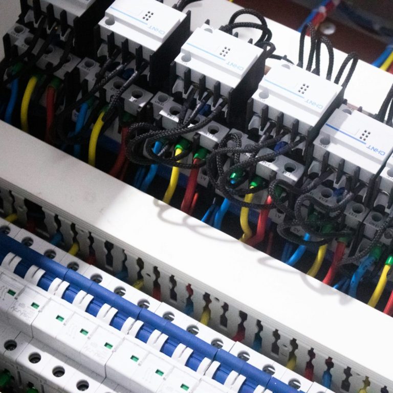Réseau de fils électriques dans un tableau moderne