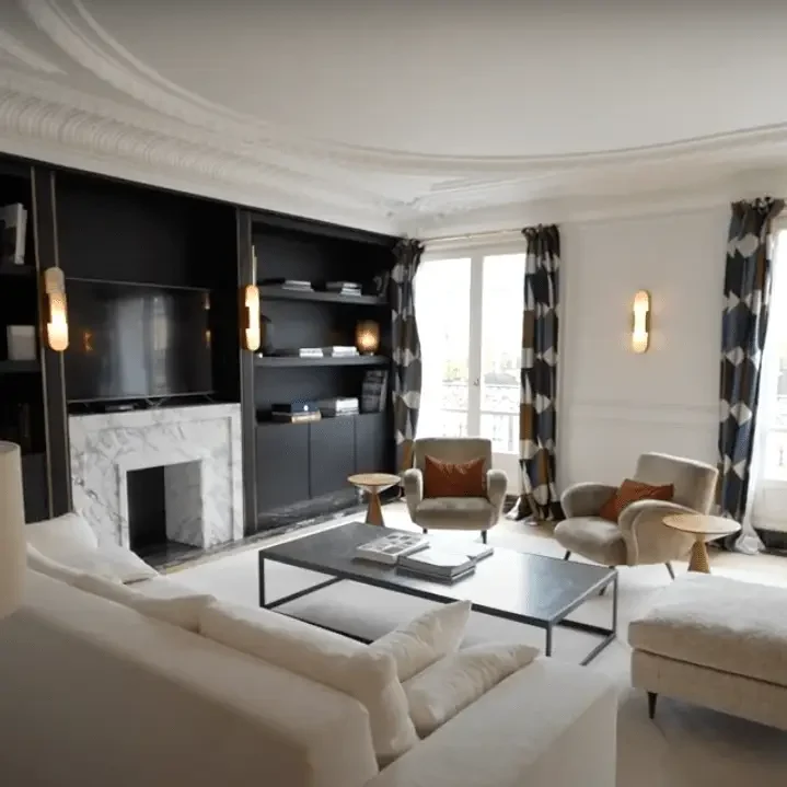 Mise en lumière d’un salon moderne avec installation électrique personnalisée dans le 5ème arrondissement de Paris 