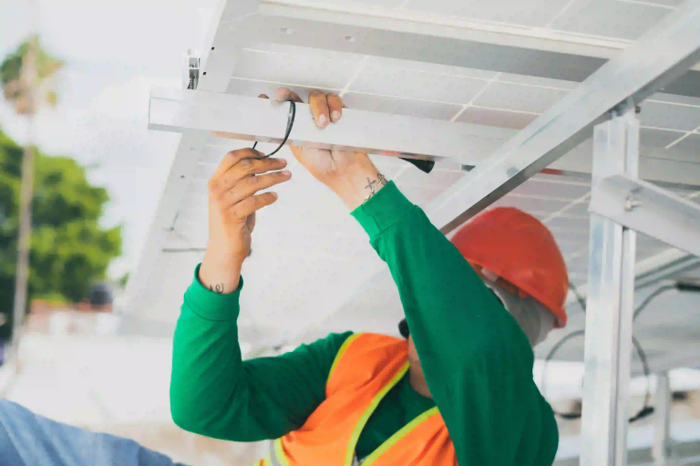 Installation de luminaires encastrés par un électricien